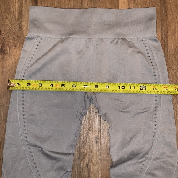 ✨HP✨ Fabletics Seamless High-Waisted Solid Capri - Picture 7 of 7